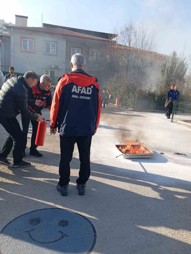 İlkokul Öğrencilerine Deprem Ve Yangın Tatbikatı