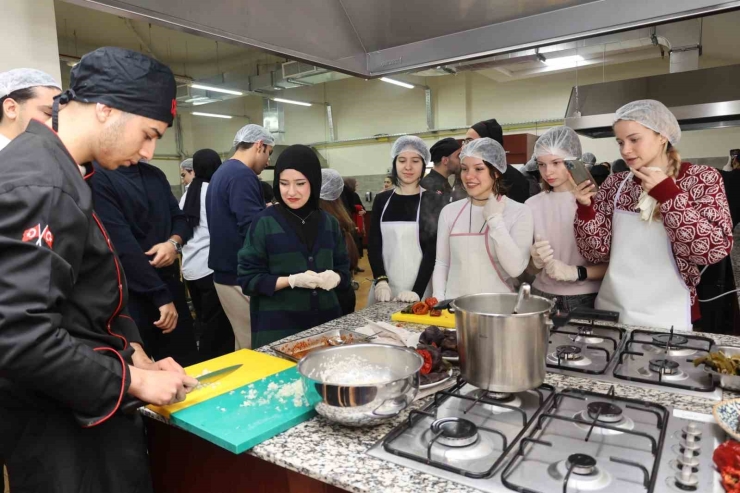 Gibtü’de Kültürel Buluşma: Uluslararası Öğrenciler Türk Mutfağını Keşfetti