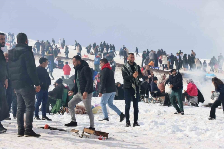 Karacadağ Kayak Merkezi Ziyaretçi Akınına Uğruyor