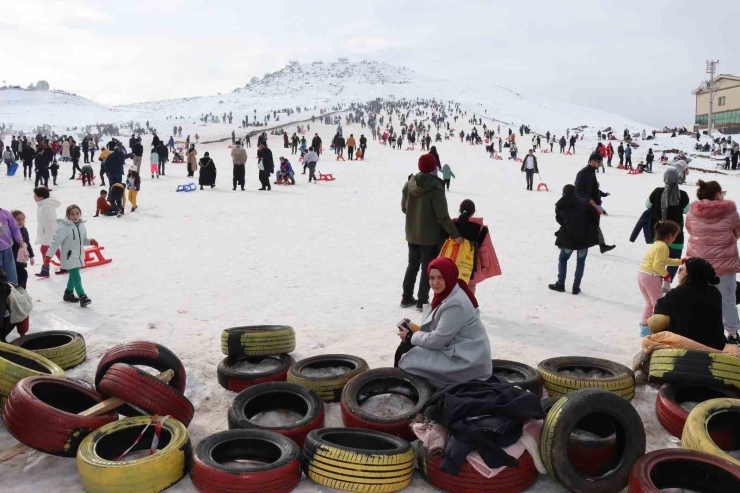 Karacadağ Kayak Merkezi Ziyaretçi Akınına Uğruyor