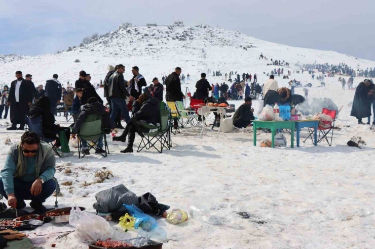 Karacadağ Kayak Merkezi Ziyaretçi Akınına Uğruyor