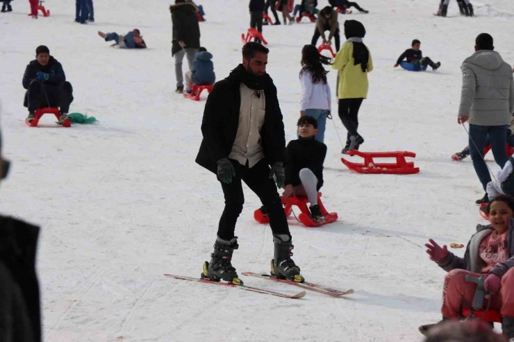 Karacadağ Kayak Merkezi Ziyaretçi Akınına Uğruyor