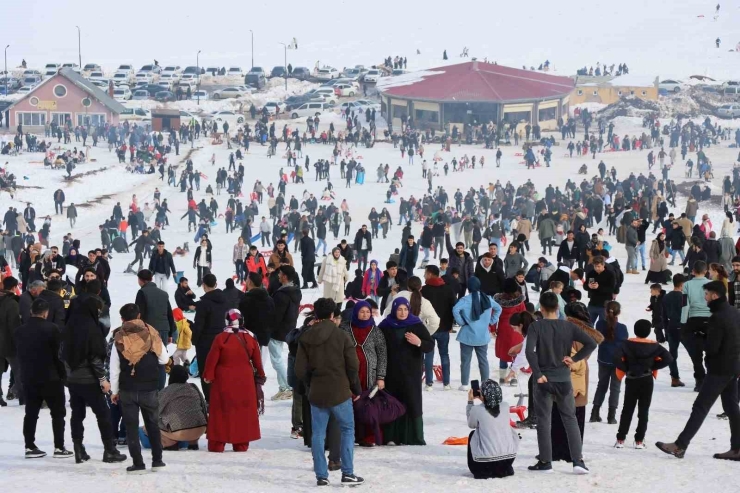 Karacadağ Kayak Merkezi Ziyaretçi Akınına Uğruyor