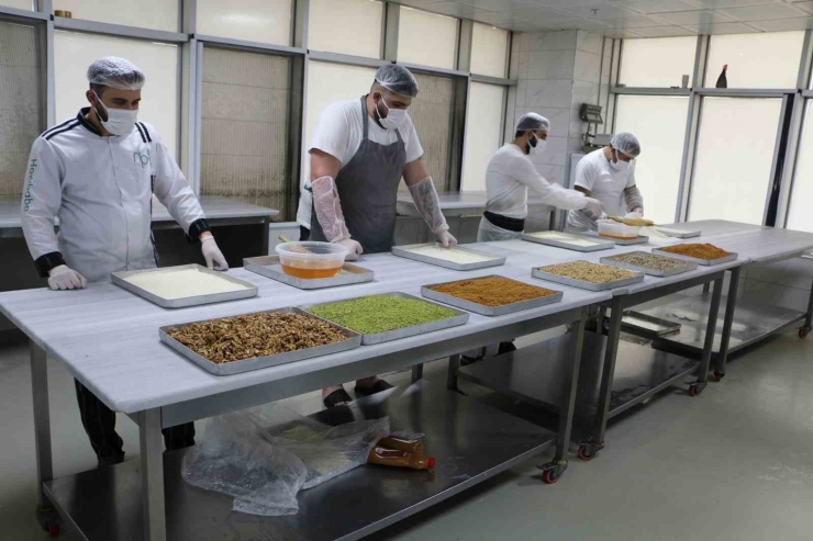 Diyarbakır’da "lotuslu Soğuk Baklava" Üretildi