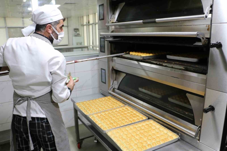 Diyarbakır’da "lotuslu Soğuk Baklava" Üretildi