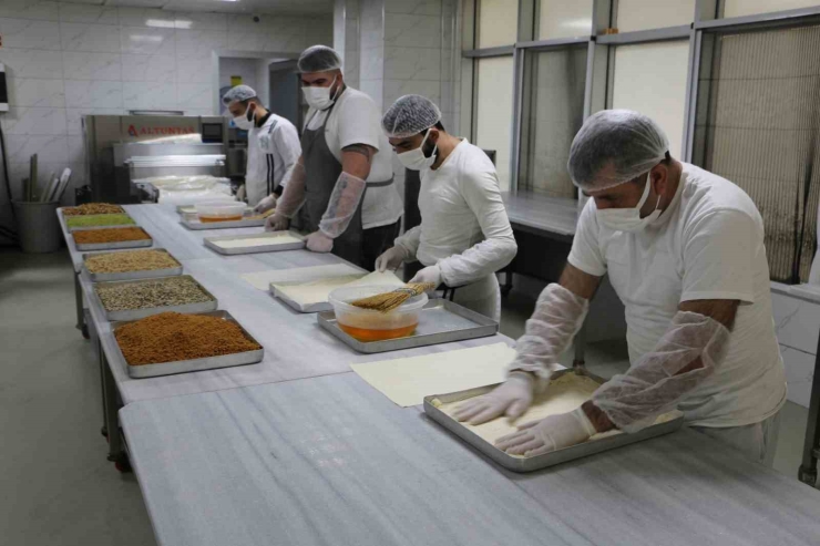 Diyarbakır’da "lotuslu Soğuk Baklava" Üretildi