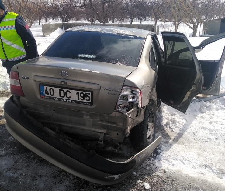 Malatya-adıyaman Yolunda Trafik Kazası: 2 Yaralı