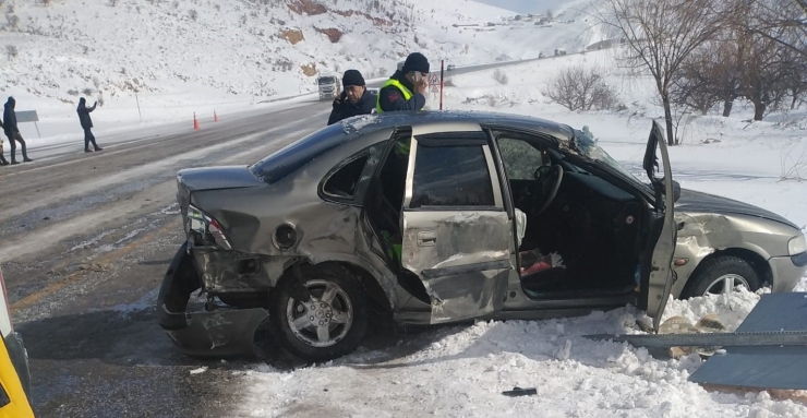 Malatya-adıyaman Yolunda Trafik Kazası: 2 Yaralı