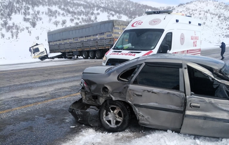 Malatya-adıyaman Yolunda Trafik Kazası: 2 Yaralı