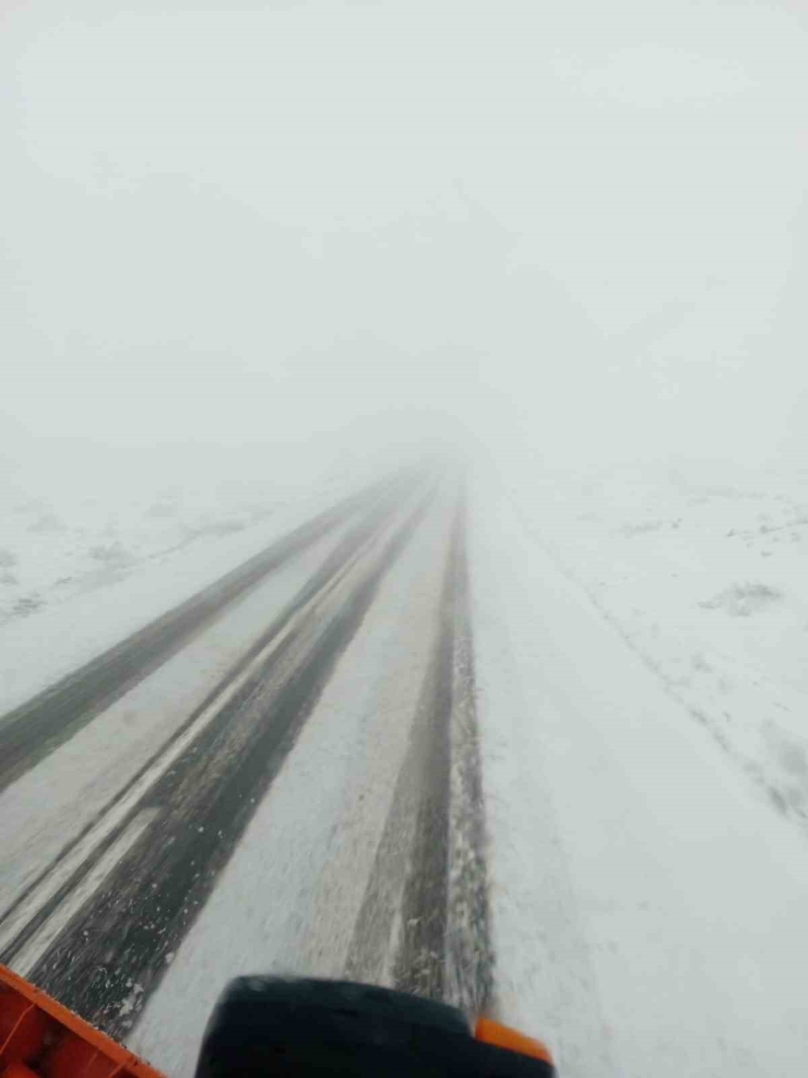 Şanlıurfa’da Karla Kaplanan Yollar Temizlendi