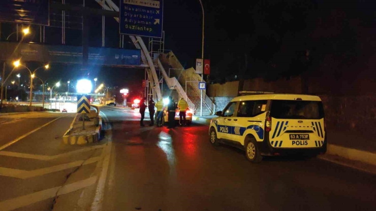 Şanlıurfa’da Üst Geçidin Ayağına Çarpan Otomobilin Sürücüsü Öldü