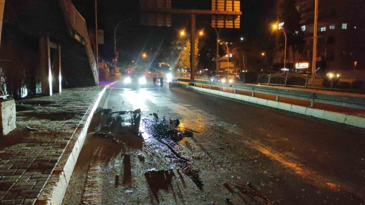 Şanlıurfa’da Üst Geçidin Ayağına Çarpan Otomobilin Sürücüsü Öldü