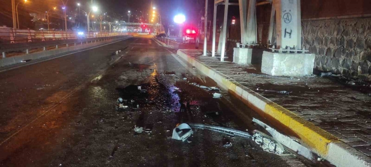 Şanlıurfa’da Üst Geçidin Ayağına Çarpan Otomobilin Sürücüsü Öldü