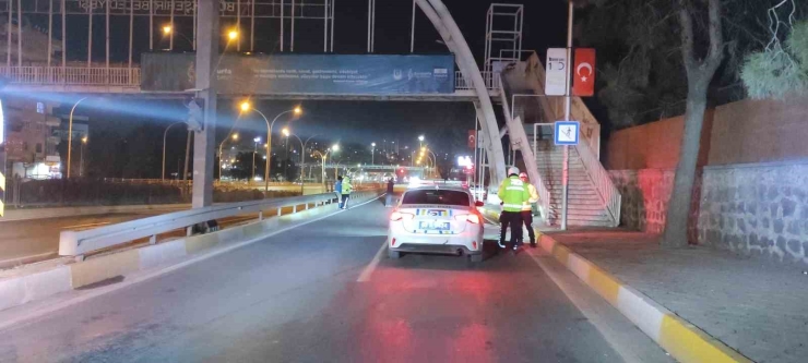 Şanlıurfa’da Üst Geçidin Ayağına Çarpan Otomobilin Sürücüsü Öldü