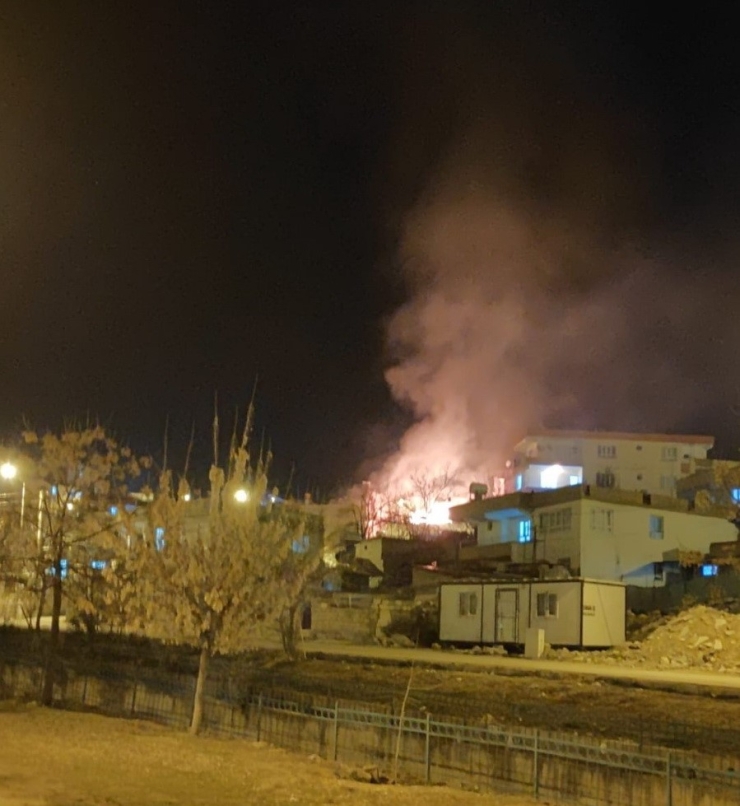 Besni’de Çatı Yangını Korkuttu
