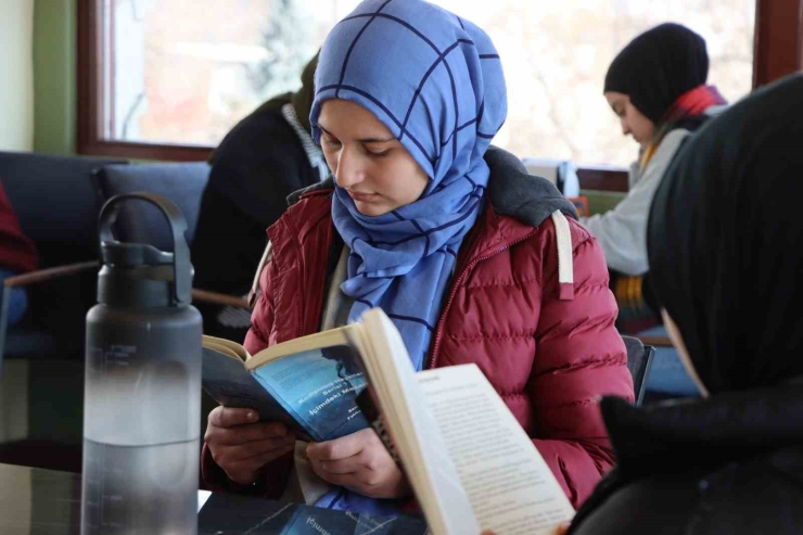 Kitap Kafe İle Gençlere Eğitim Desteği
