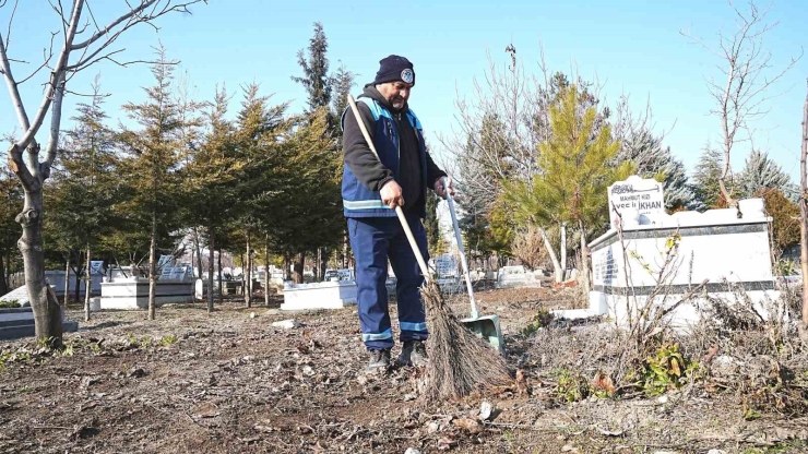 Battalgazi Belediyesi’nden Mezarlıklarda Temizlik Seferberliği