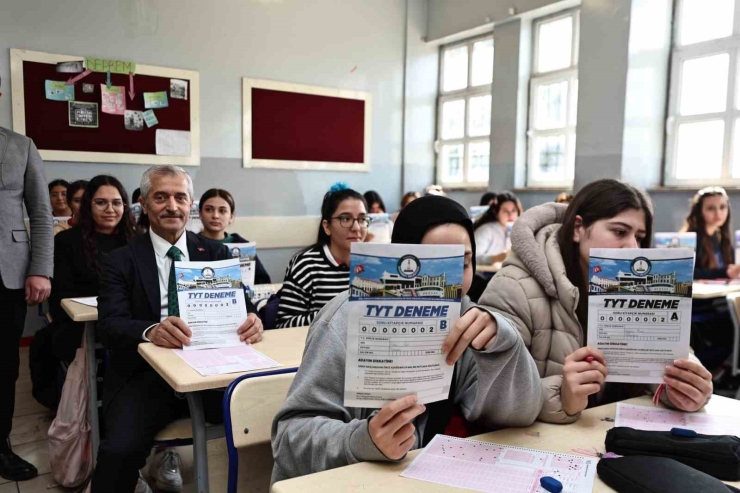 Şahinbey Belediyesi’nden Öğrencilere 3 Milyondan Fazla Deneme Seti Desteği