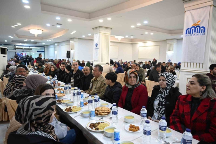 Bakan Kurum: "muhalefet Deprem Bölgesini Siyasi Malzeme Yapıyor, Buna İzin Vermeyeceğiz"