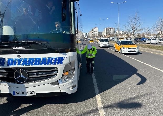 Diyarbakır’da Trafik Polislerinden Sürücü Ve Yolculara ’emniyet Kemeri’ Uyarısı