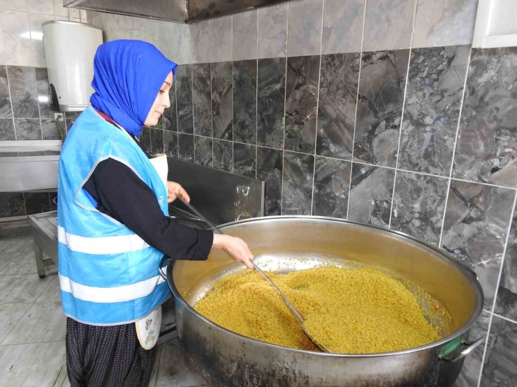 Aşevinde Gönüllü Çalışan Kadınlar Günlük Bin 200 Kişiye Yemek Hazırlıyor