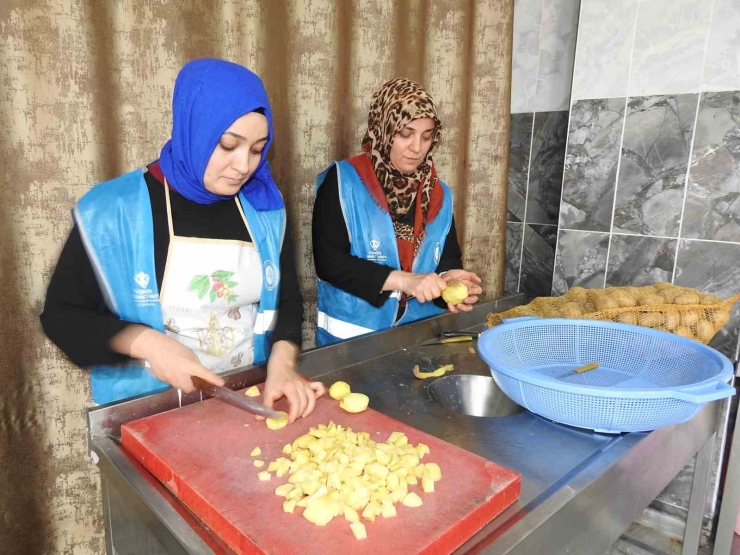 Aşevinde Gönüllü Çalışan Kadınlar Günlük Bin 200 Kişiye Yemek Hazırlıyor