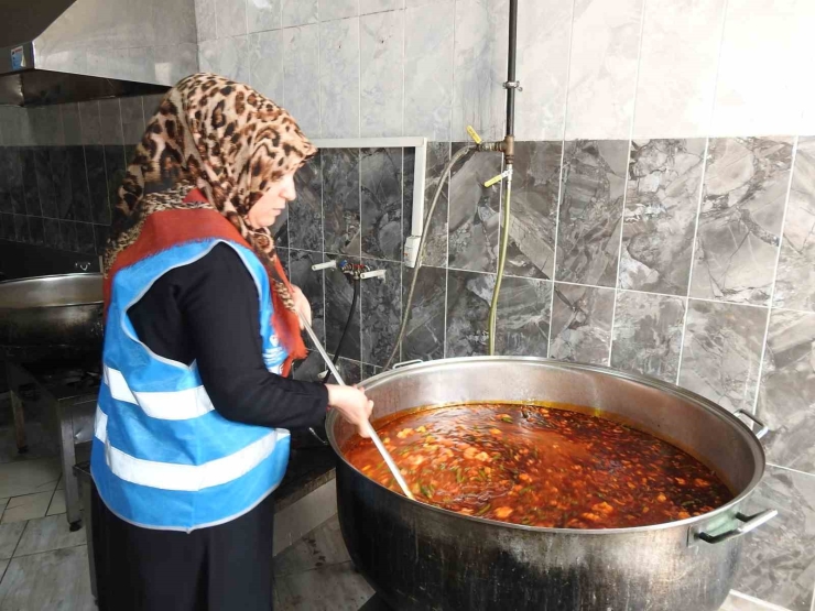 Aşevinde Gönüllü Çalışan Kadınlar Günlük Bin 200 Kişiye Yemek Hazırlıyor