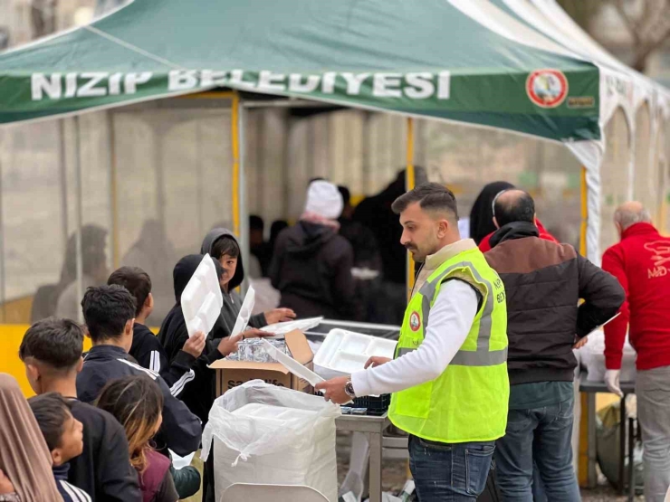 Nizip Belediyesi, İftar Sofralarıyla Yüzlerce Vatandaşı Ağırlıyor