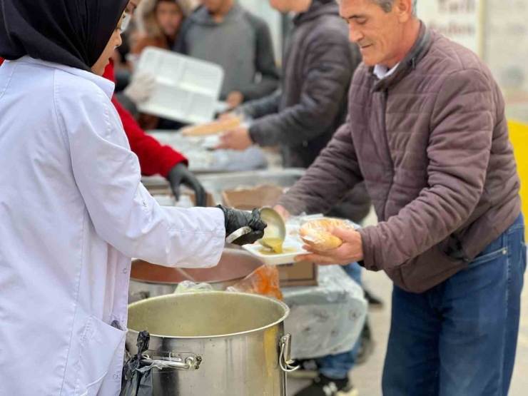 Nizip Belediyesi, İftar Sofralarıyla Yüzlerce Vatandaşı Ağırlıyor