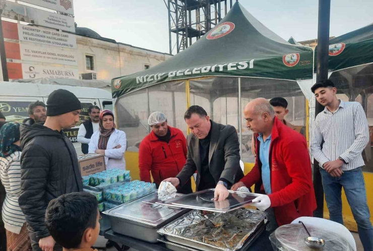 Nizip Belediyesi, İftar Sofralarıyla Yüzlerce Vatandaşı Ağırlıyor