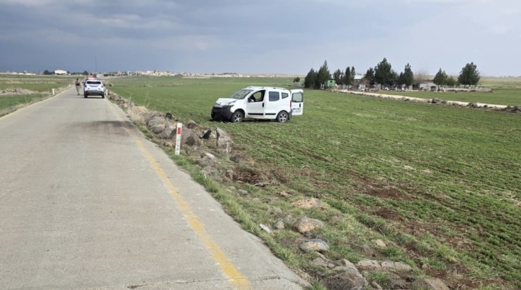 Şanlıurfa’da Hafif Ticari Araç Şarampole Devrildi: 1 Ölü, 2 Yaralı