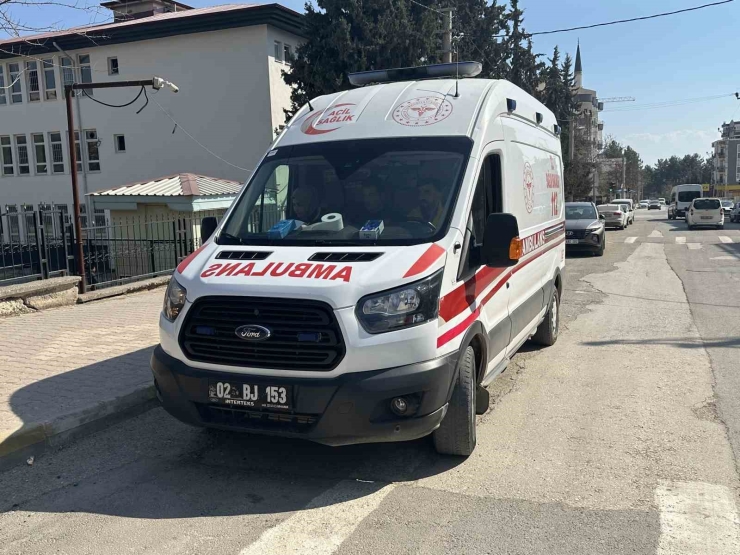 Otomobil Küçük Çocuğun Ayağının Üzerinden Geçti