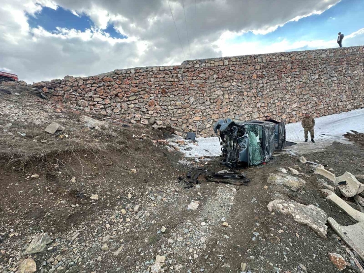 Kontrolden Çıkan Araç Menfeze Devrildi: 1 Yaralı