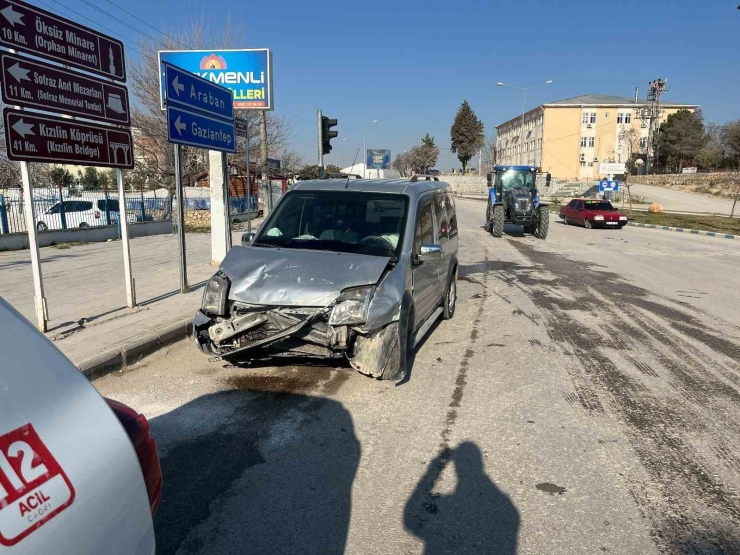 Adıyaman’da 2 Otomobil Çarpıştı: 2 Yaralı