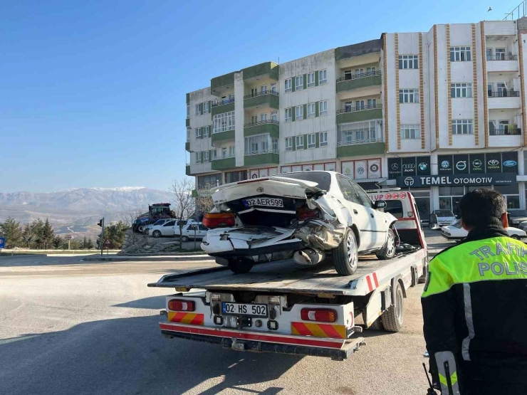 Adıyaman’da 2 Otomobil Çarpıştı: 2 Yaralı