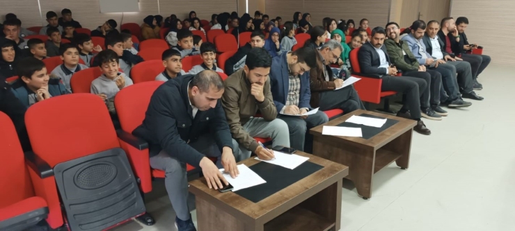 Dicle’de İstiklal Marşı Ve Mehmet Akif Ersoy Konulu Şiir Yarışmasında Derece Giren Öğrencilere Ödül