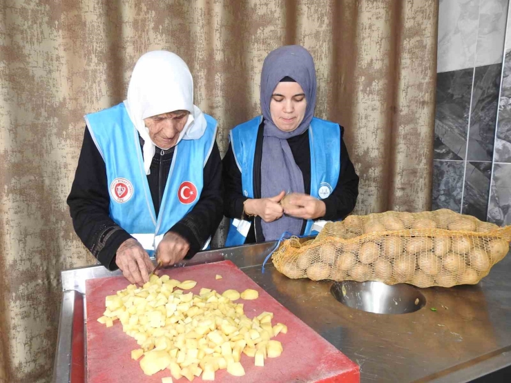 90 Yaşındaki Yaşlı Kadın Aşevinde Gönüllü Çalışıyor