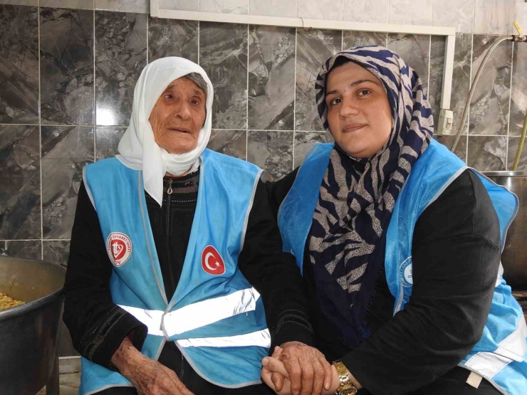 90 Yaşındaki Yaşlı Kadın Aşevinde Gönüllü Çalışıyor