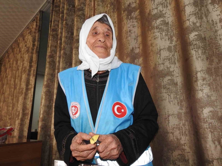 90 Yaşındaki Yaşlı Kadın Aşevinde Gönüllü Çalışıyor