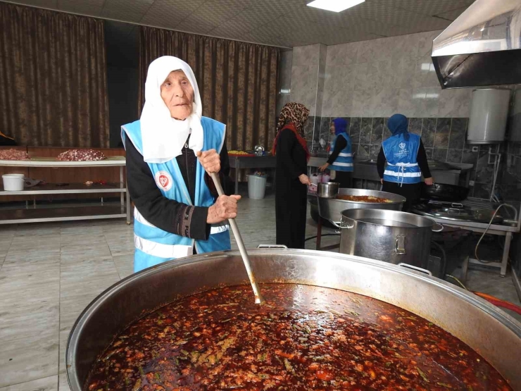 90 Yaşındaki Yaşlı Kadın Aşevinde Gönüllü Çalışıyor