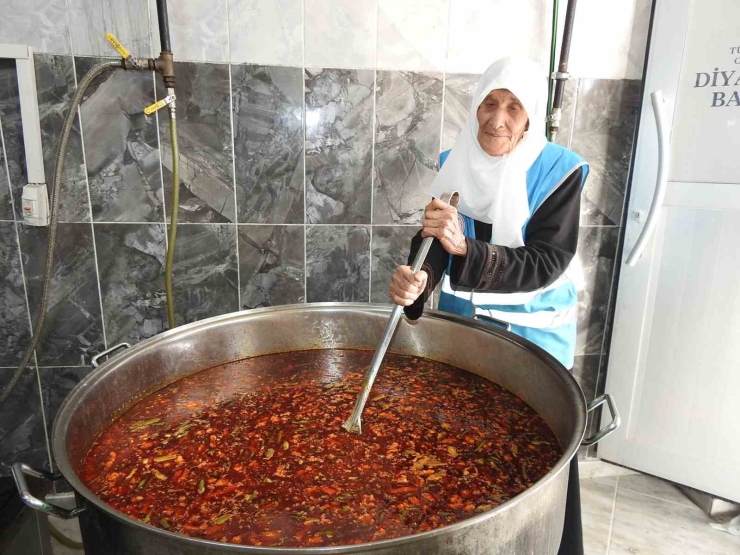 90 Yaşındaki Yaşlı Kadın Aşevinde Gönüllü Çalışıyor