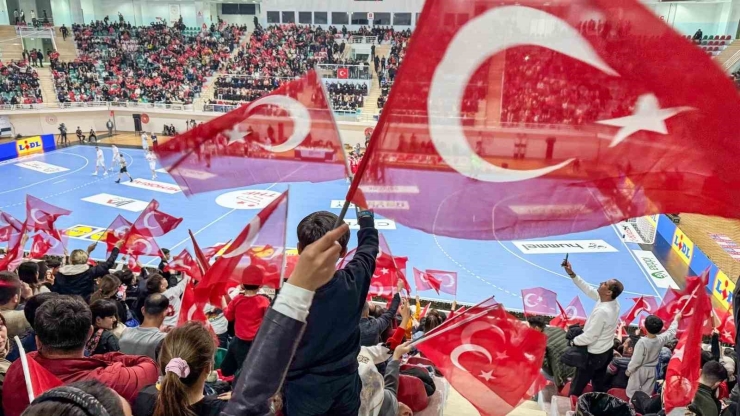 Koruma Ve Bakım Altındaki Çocuklardan Milli Takıma Destek