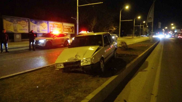 Malatya’da Kontrolden Çıkan Tofaş Refüje Çıktı: 1 Yaralı