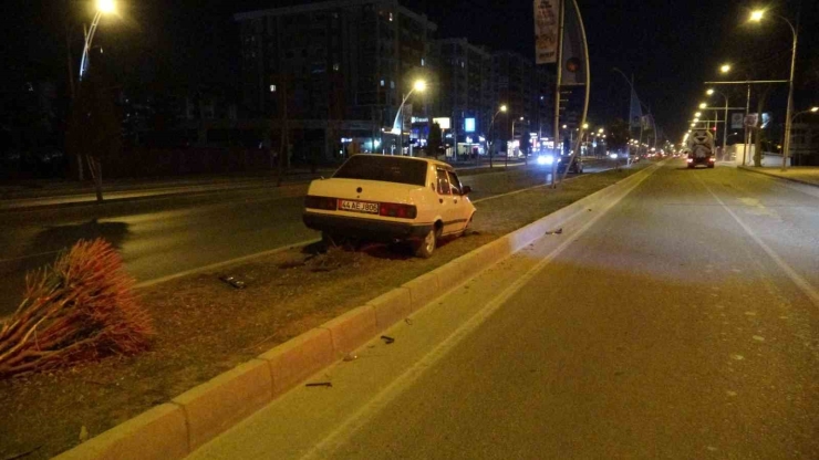 Malatya’da Kontrolden Çıkan Tofaş Refüje Çıktı: 1 Yaralı