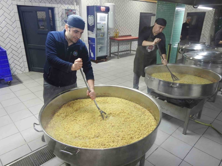 Türk Kızılay Gaziantep Şubesi’nden 9 Bin 200 Kişiye Sıcak Yemek