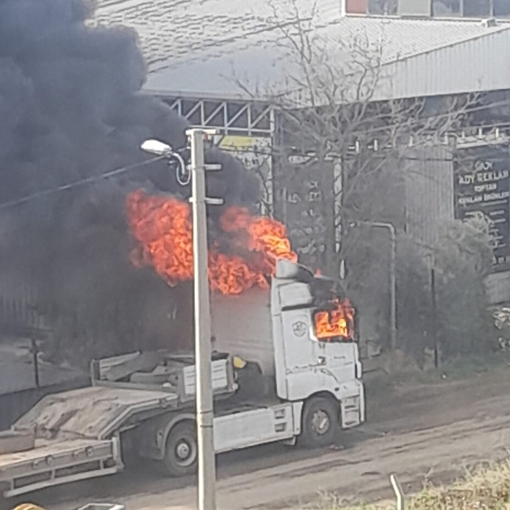 Park Halindeki Tır Alev Alev Yandı