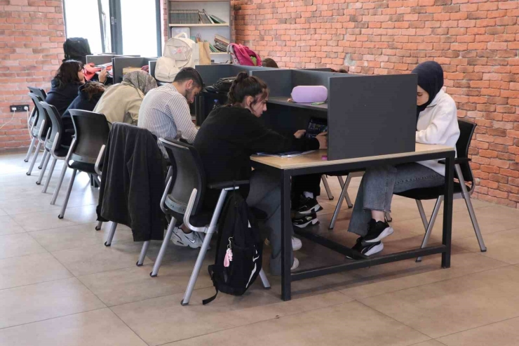 Kütüphaneler Gençlerin Hayallerine Açılan Kapı Oluyor