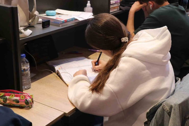 Kütüphaneler Gençlerin Hayallerine Açılan Kapı Oluyor