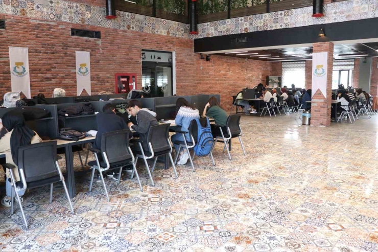 Kütüphaneler Gençlerin Hayallerine Açılan Kapı Oluyor