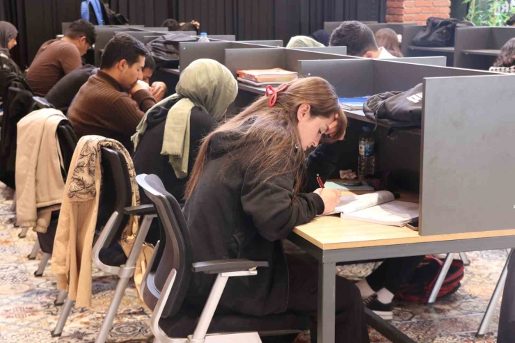 Kütüphaneler Gençlerin Hayallerine Açılan Kapı Oluyor